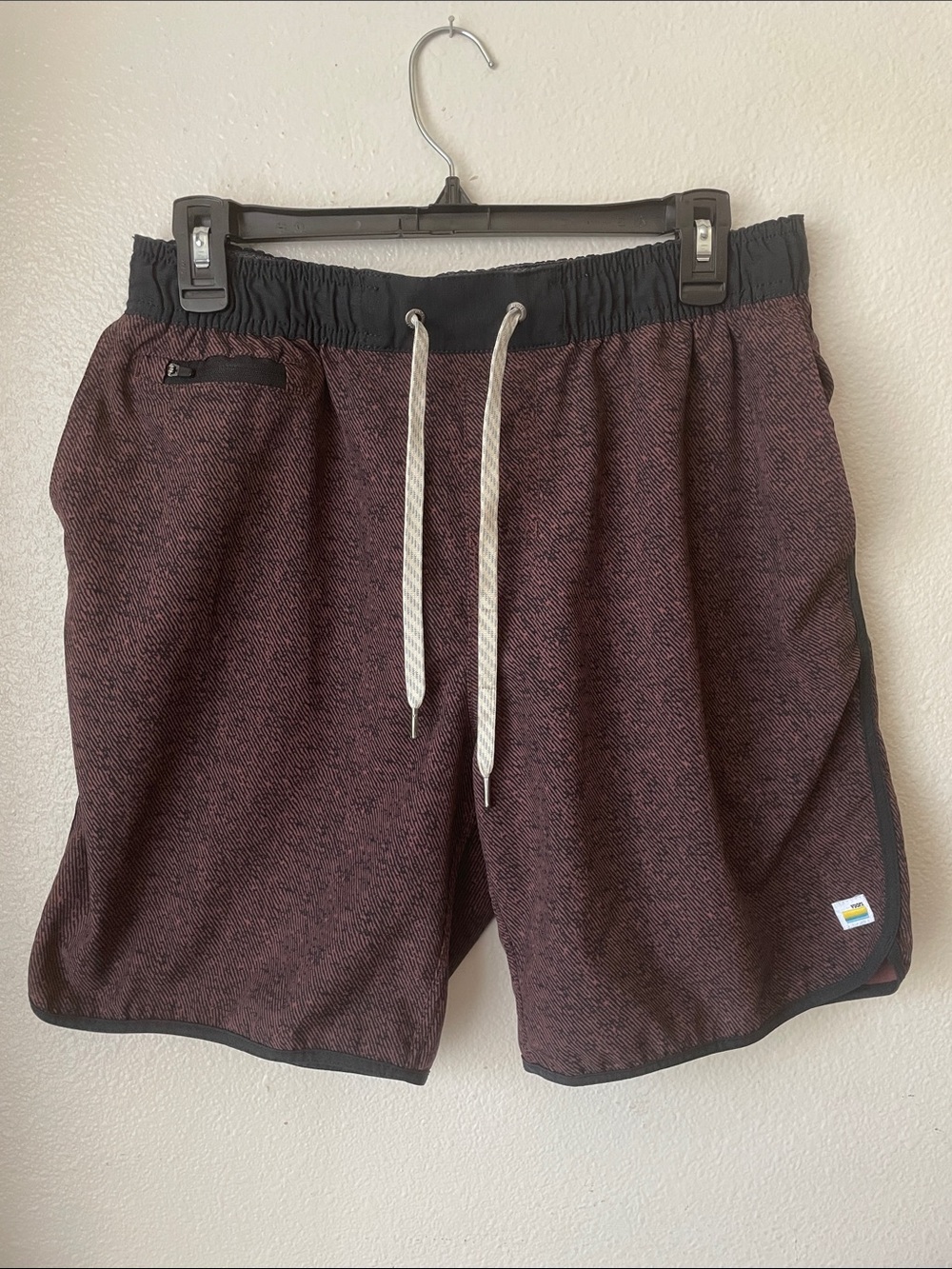 Vuori men’s Shorts Burgundy/Black Sz M - Picture 1 of 3